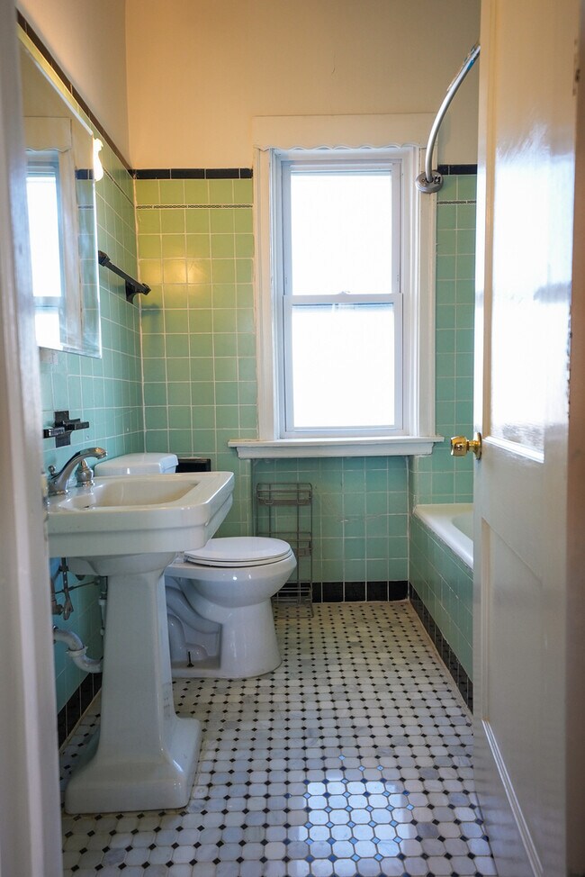 Building Photo - 3927 Kirk St