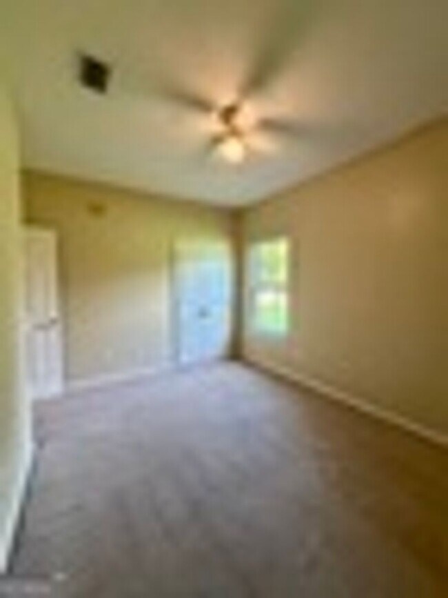 Building Photo - 200 Royal Palms Ave