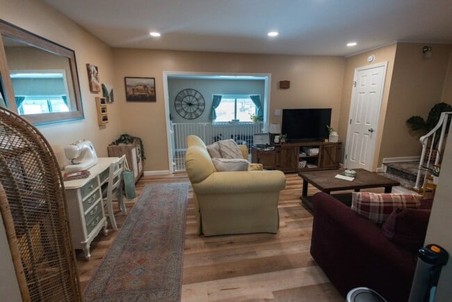 Building Photo - Remodeled 2BR House