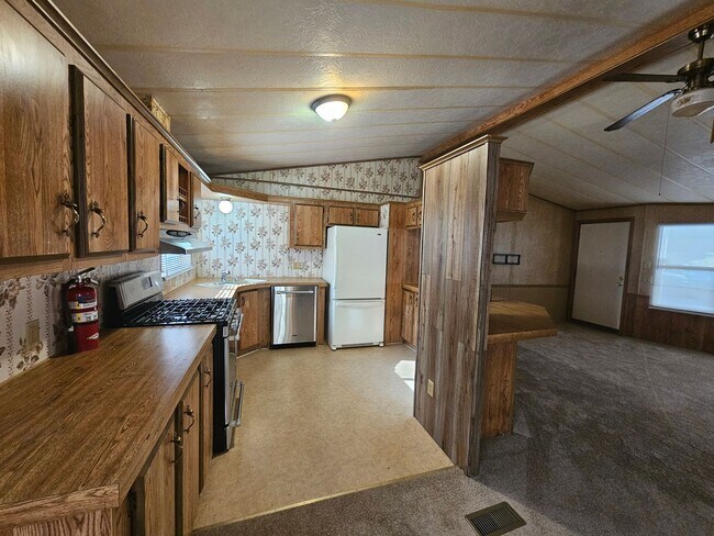 Building Photo - Large 3 bed/2 bath manufactured home in de...