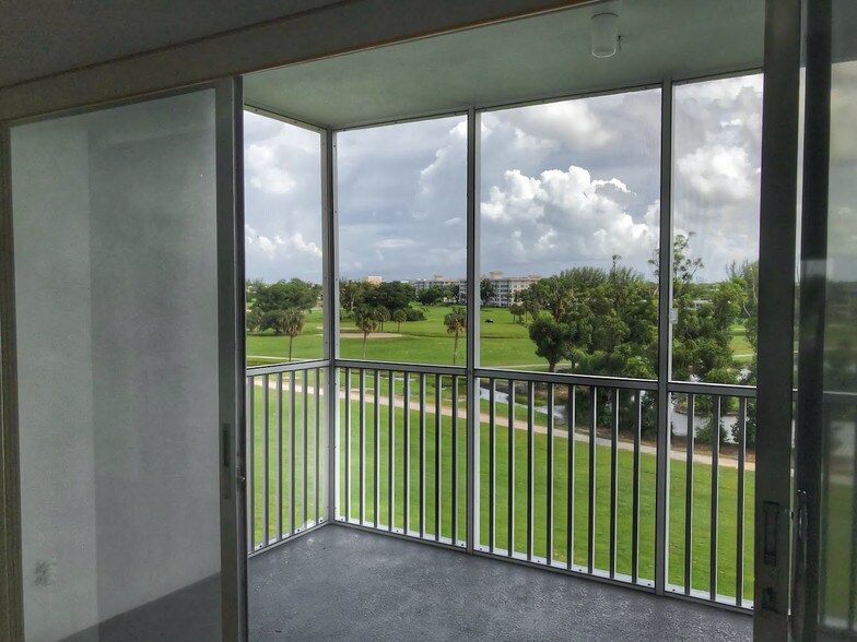 Building Photo - 3000 N Palm Aire Dr