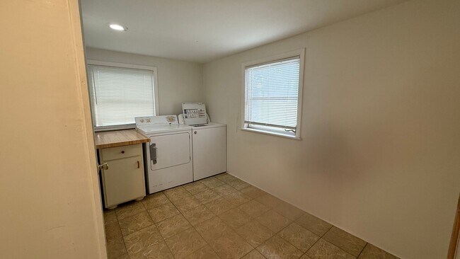Building Photo - Annual 2 Bedroom + Den / 2 Bath Home – Sar...