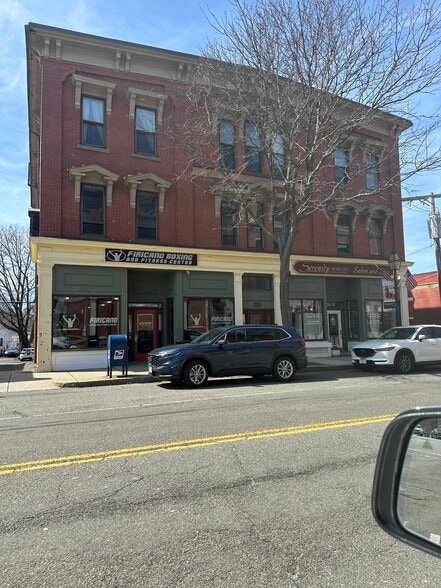 Building Photo - 375 Main St