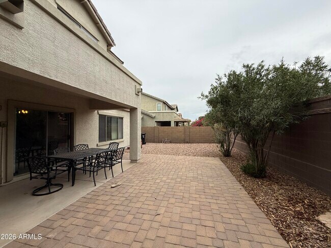 Building Photo - 1011 E Redwood Dr