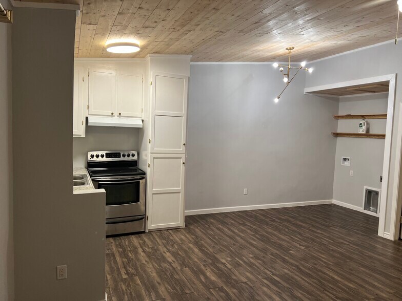 Building Photo - 605 N 12th St