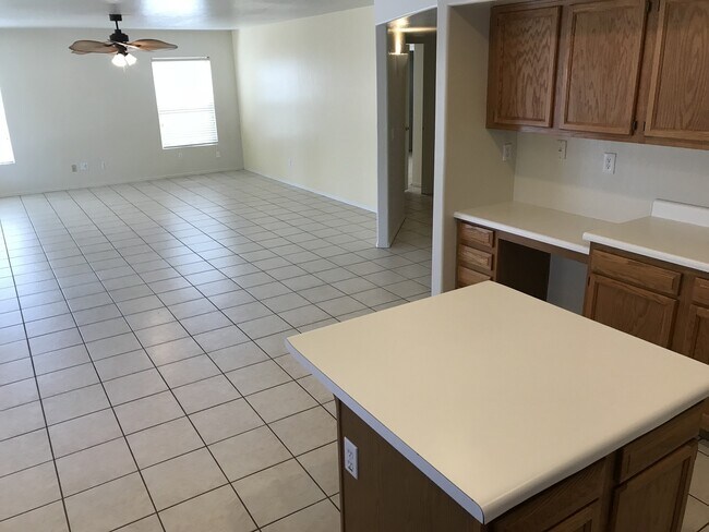 Building Photo - Gilbert Home - 5 Bed + Den & 2.75 Bath with Beautiful Pebble Teck Pool