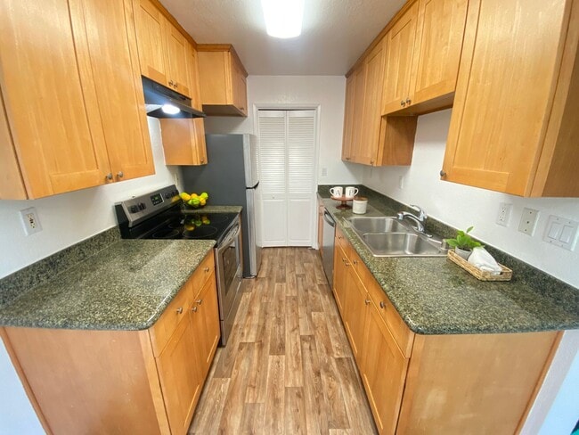 Primary Photo - Advent - Top Floor Large, Bright & Spaciou...