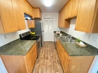 Building Photo - Top Floor Large, Bright & Spacious Two Bedroom Condo W/ Parking & Laundry!