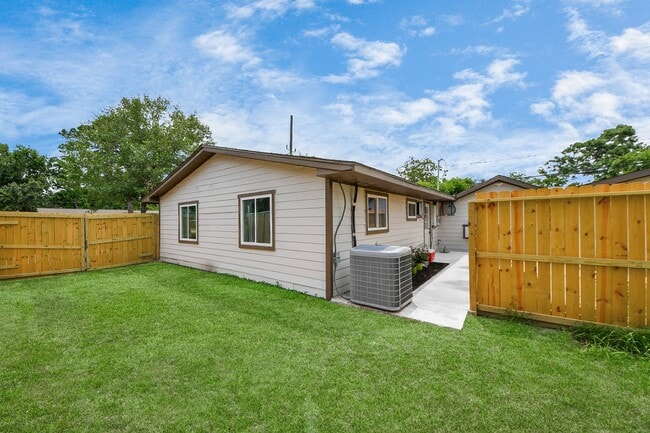 Building Photo - 5903 Belneath St