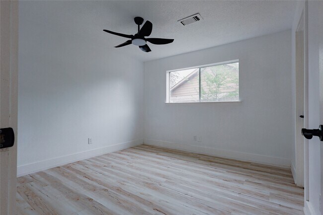 Building Photo - 2902 Misty Park Dr