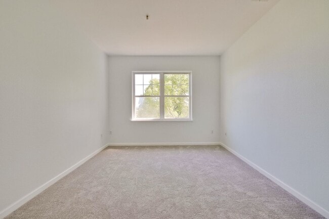 Building Photo - Excellent 2 Bed 2 Bath Condo - Completely Remodeled!