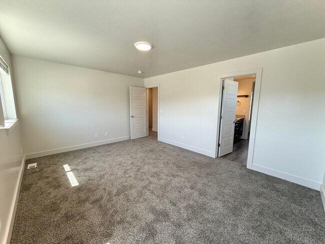 Building Photo - 4 bedroom 2.5 bath Plain City House