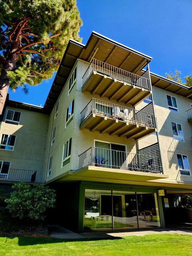 Building Photo - Top floor Woodlake condo, corner location