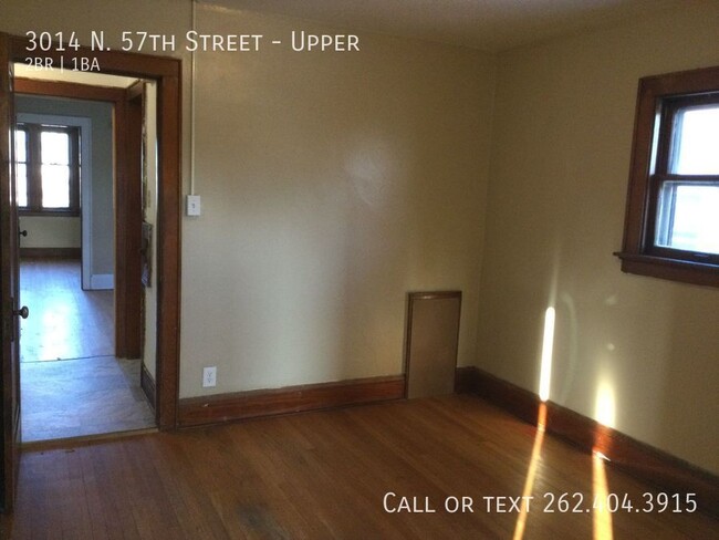 Building Photo - Three Bedroom Spacious Upper Duplex