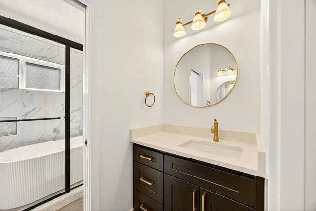 Building Photo - Newly Built Ashland Gem with Fireplace & S...