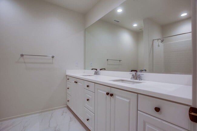 Building Photo - 5 Bedroom Home in Rancho Tesoro!