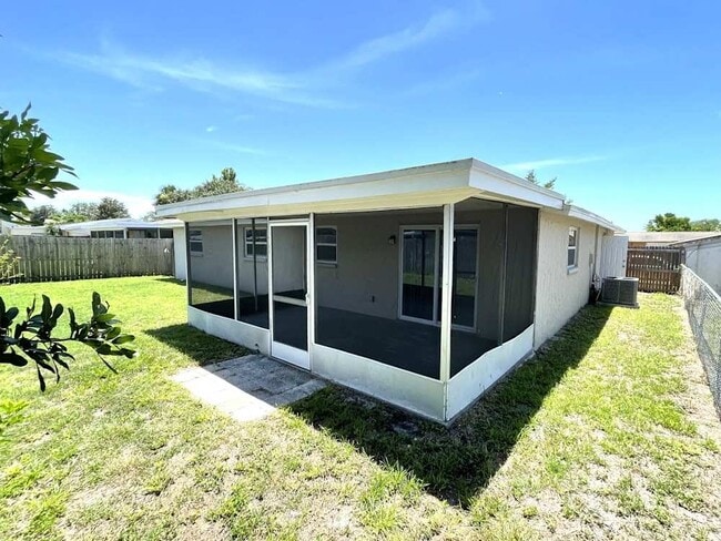Building Photo - 2466 SW 34th Ave