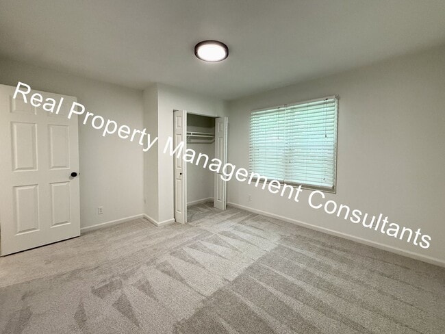 Building Photo - 4 Bed 2 Bath Prairie Village ranch style home!