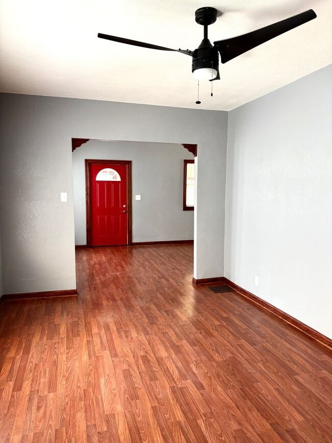 Building Photo - Beautiful 4 bedrooms and 2 bathrooms!