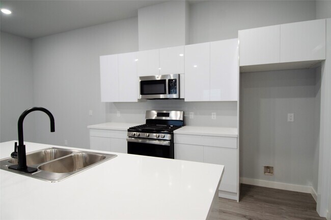 Building Photo - 2830 Mansfield St