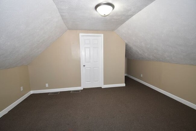 Building Photo - Mishawaka Northside 3 bedroom 1 1/2 story home with 2 bathrooms