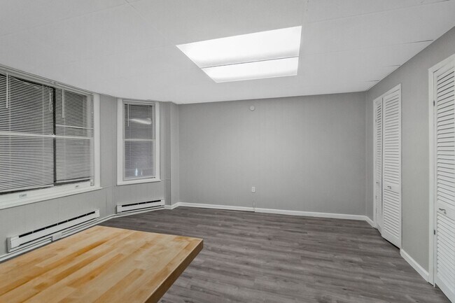 Building Photo - 1901 W Broad St