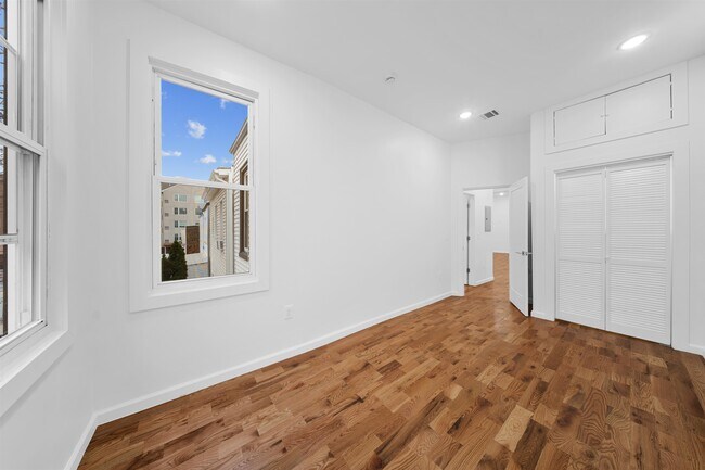 Building Photo - 1111 53rd St