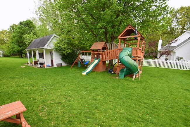 Building Photo - Large 4-5 bedroom 2.5 bath home in South B...