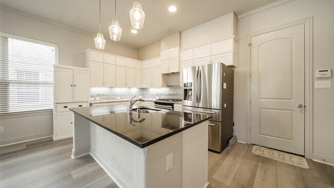 Building Photo - 2745 Troutt Dr
