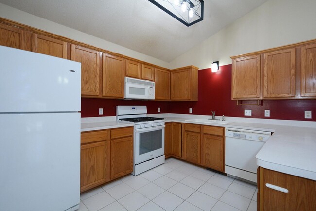 Building Photo - AVAILABLE NOW! Spacious 2 Bed, 2 Bath Town...