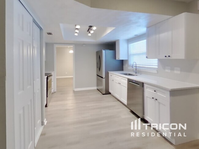 Building Photo - 528 Hamlet Dr