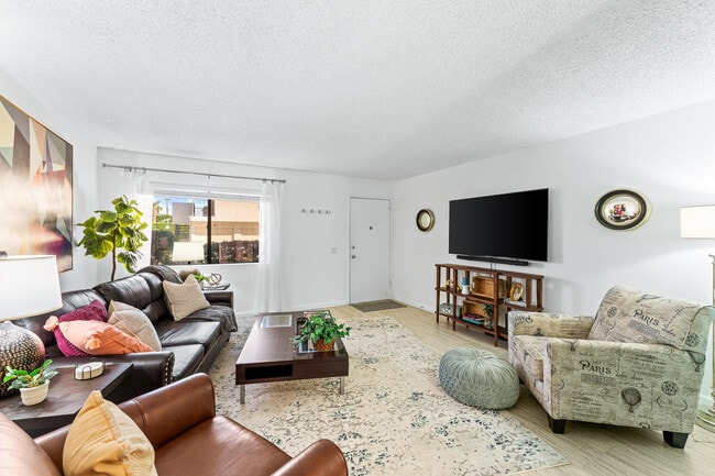 Building Photo - 2074 N Mira Vista Way
