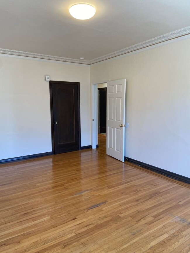 Building Photo - 2nd Floor 1 Bedroom 1 Bath Apartment (exce...