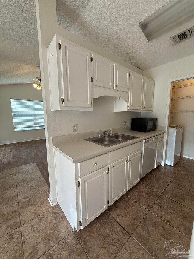 Building Photo - 6299 Cottage Woods Dr