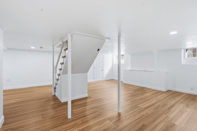 Building Photo - 198 Linden St