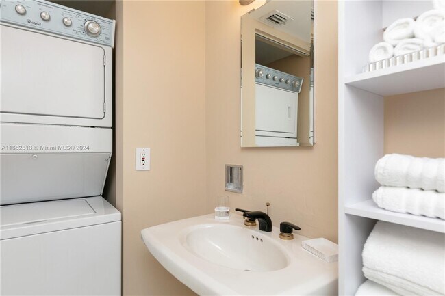 Building Photo - 3500 Mystic Pointe Dr