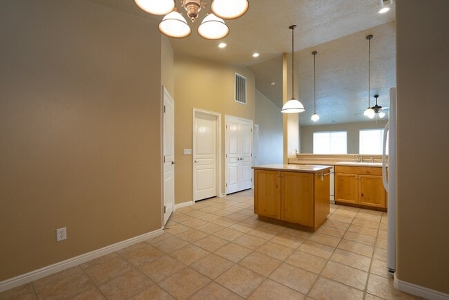 Building Photo - Dog Friendly 3 Bedroom Home In Painted Desert
