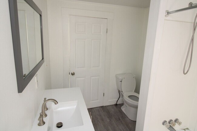 Building Photo - 546 Main St