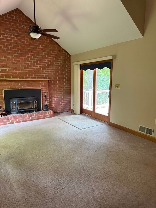 Building Photo - 1531 E Strohm Dr