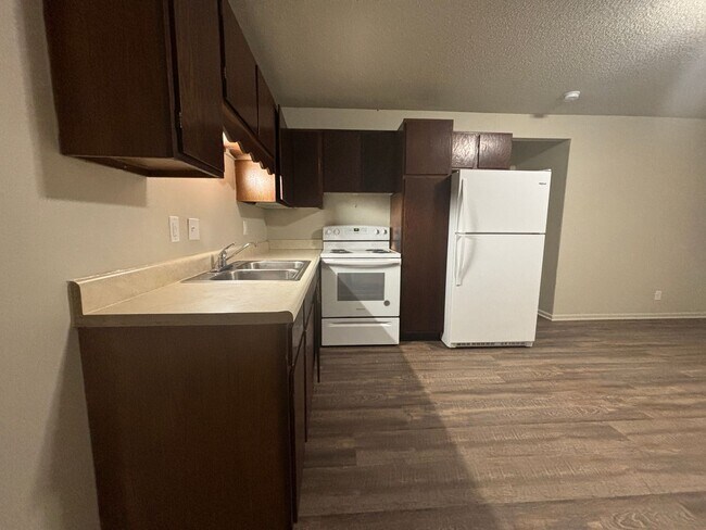 Building Photo - Renovated 1 Bed, 1 Bath Apartment at the B...
