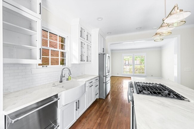 Building Photo - Awesome 3BE/2BA home in the heart of Green...