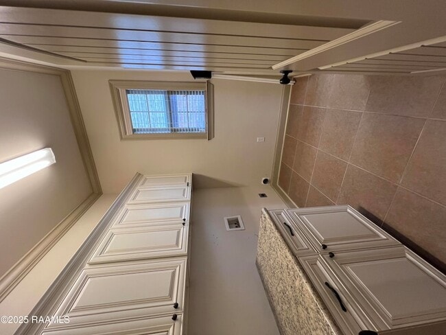Building Photo - 100 Birchview Dr