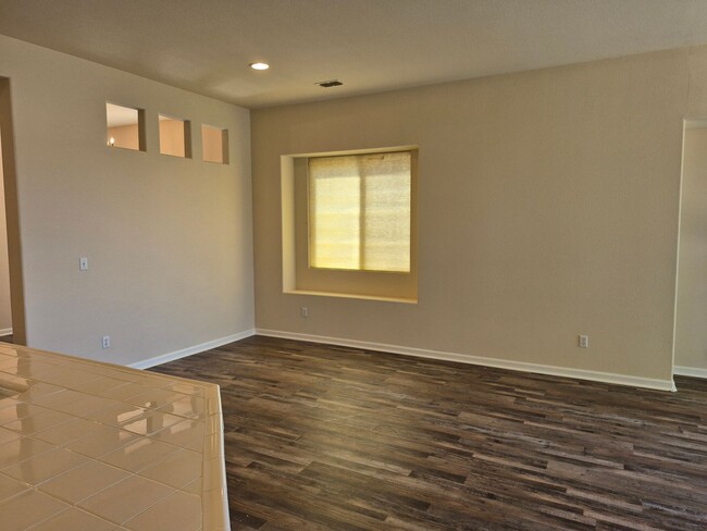 Building Photo - MAY MOVE IN SPECIAL - $500.00 of 2nd Month