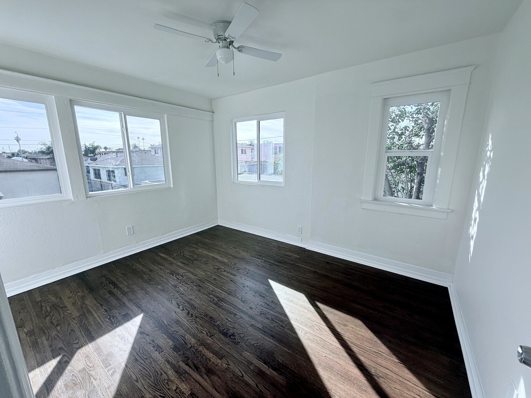 Building Photo - 554 W 92nd St