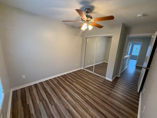 Building Photo - Townhome