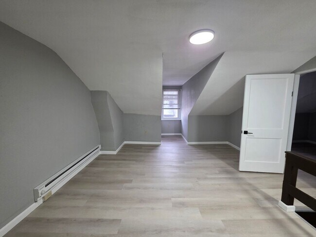 Building Photo - Newly Updated 3 bedroom 1 bathroom Apartment for Rent!