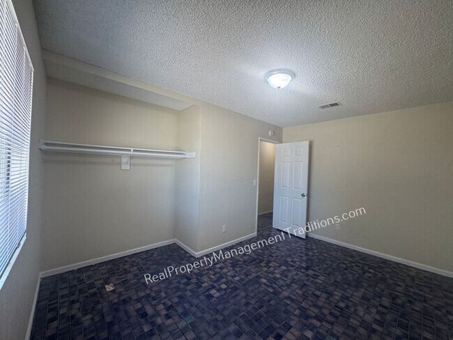Building Photo - Large Lot 4 + 2 in Lake Los Angeles