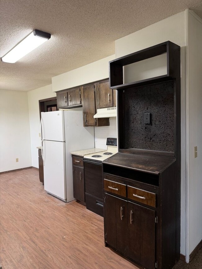 Building Photo - Newly updated 3 bedroom house with fenced ...