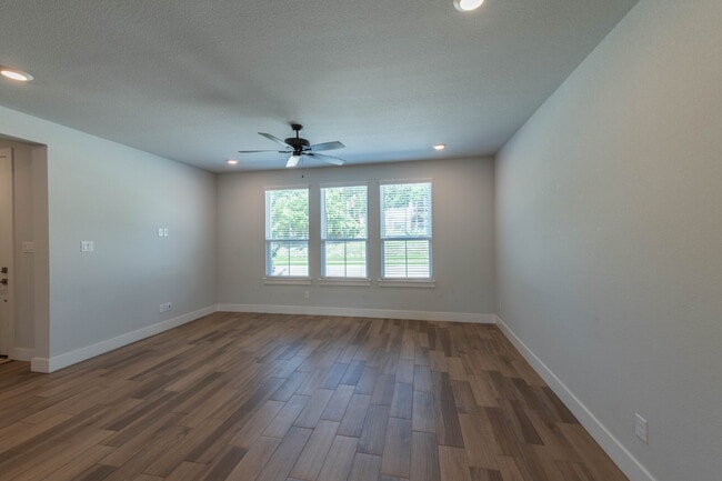 Building Photo - Dreamy Townhome!