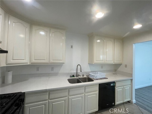 Building Photo - 1830 N Vineyard Ave